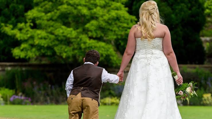 Woman and dwarf man wedding after meeting on a midget dating site